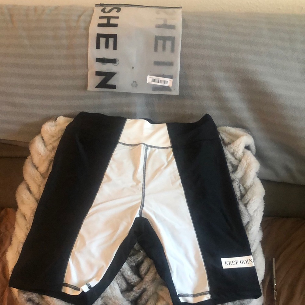 Women’s workout leggings. Black and white New